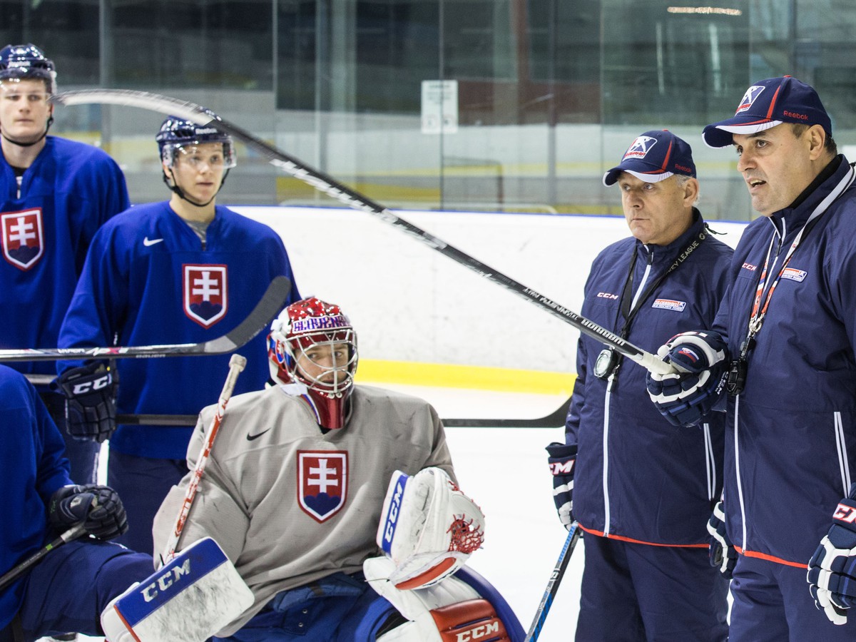 Tréner hokejovej reprezentácie Slovenska do 20 rokov Ernest Bokroš (vpravo) s hráčmi počas tréningu reprezentácie Slovenska do 20 rokov.