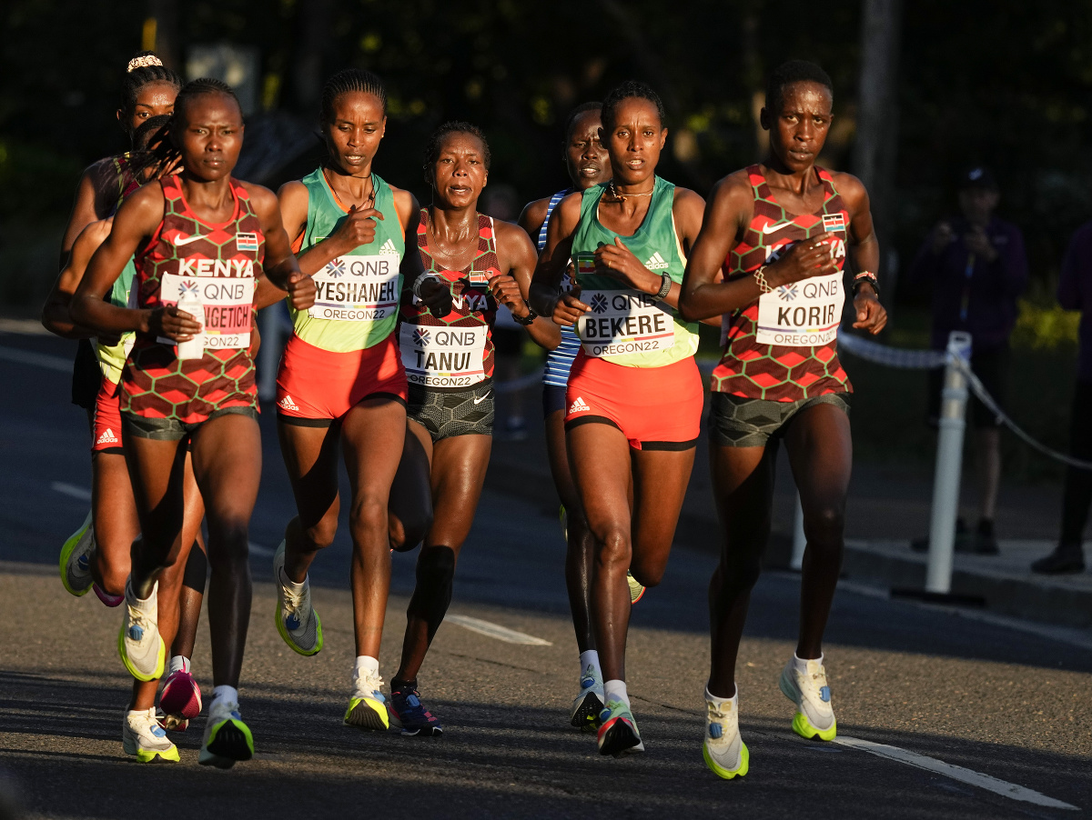 Bežkyne súťažia počas maratónu žien na MS v atletike v americkom meste Eugene