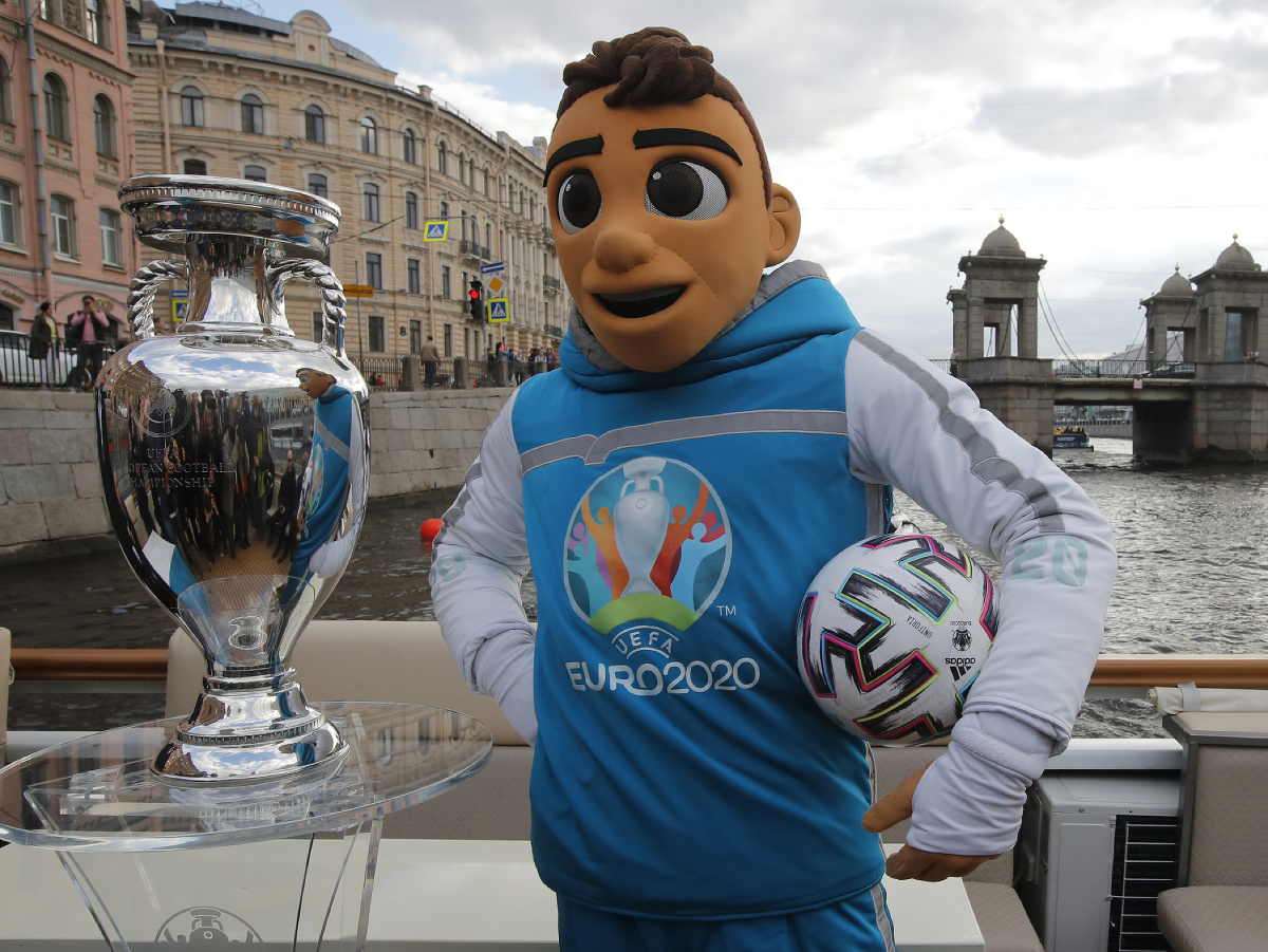 Maskot futbalových ME2020 Skillzy s trofejou pre víťaza európskeho šmpionátu