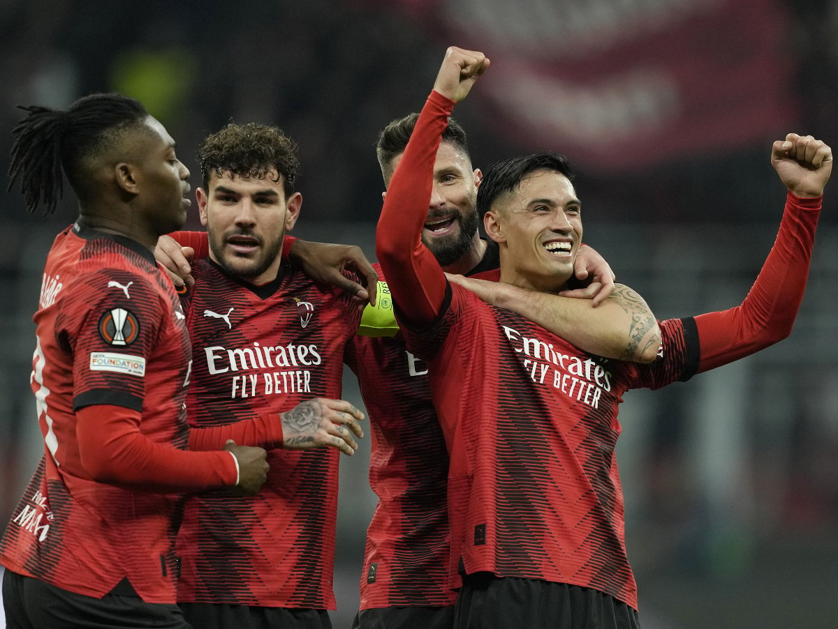 Hráči AC Miláno oslavujú gól proti pražskej Sparte