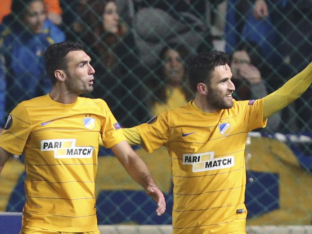 Yannis Gianniotas a David Barral oslavujú gól APOEL Nikózia