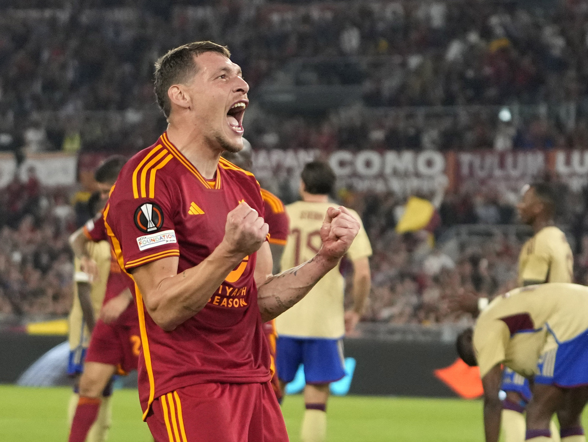 Andrea Belotti oslavuje gól v novom drese AS Rím, na ktorom je zobrazený kontroverzný sponzor