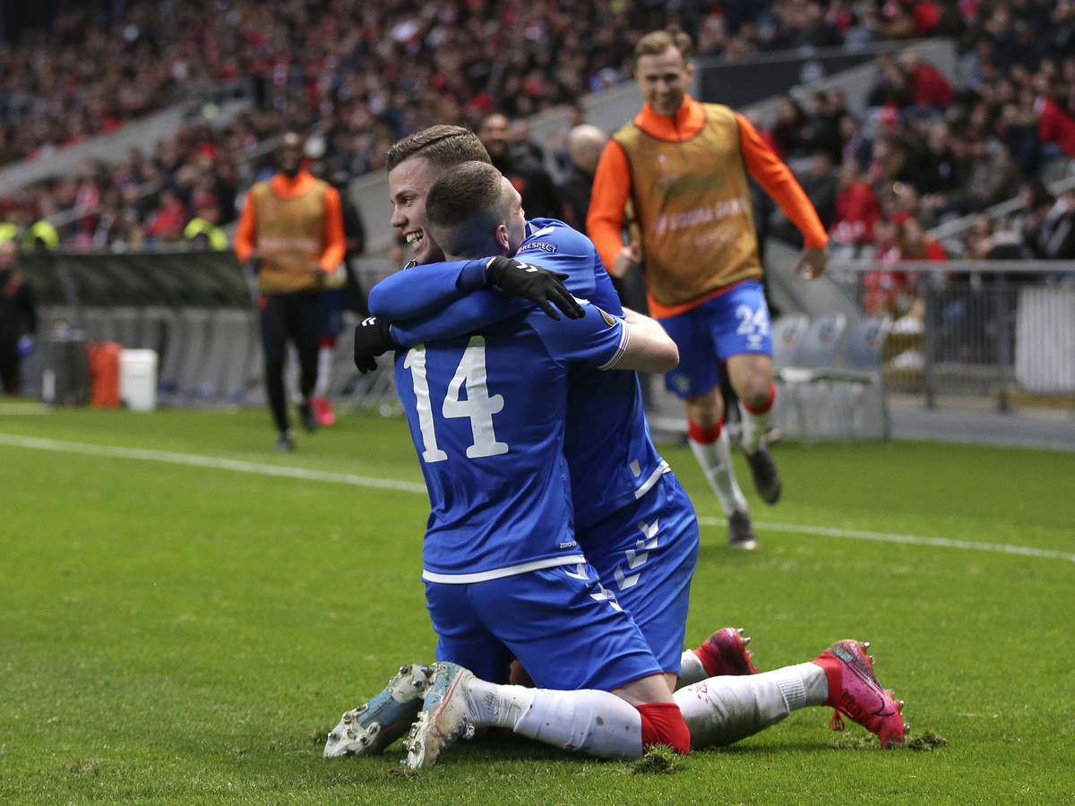Ryan Kent oslavuje gól, objíma ho spoluhráč Florian Kamberi