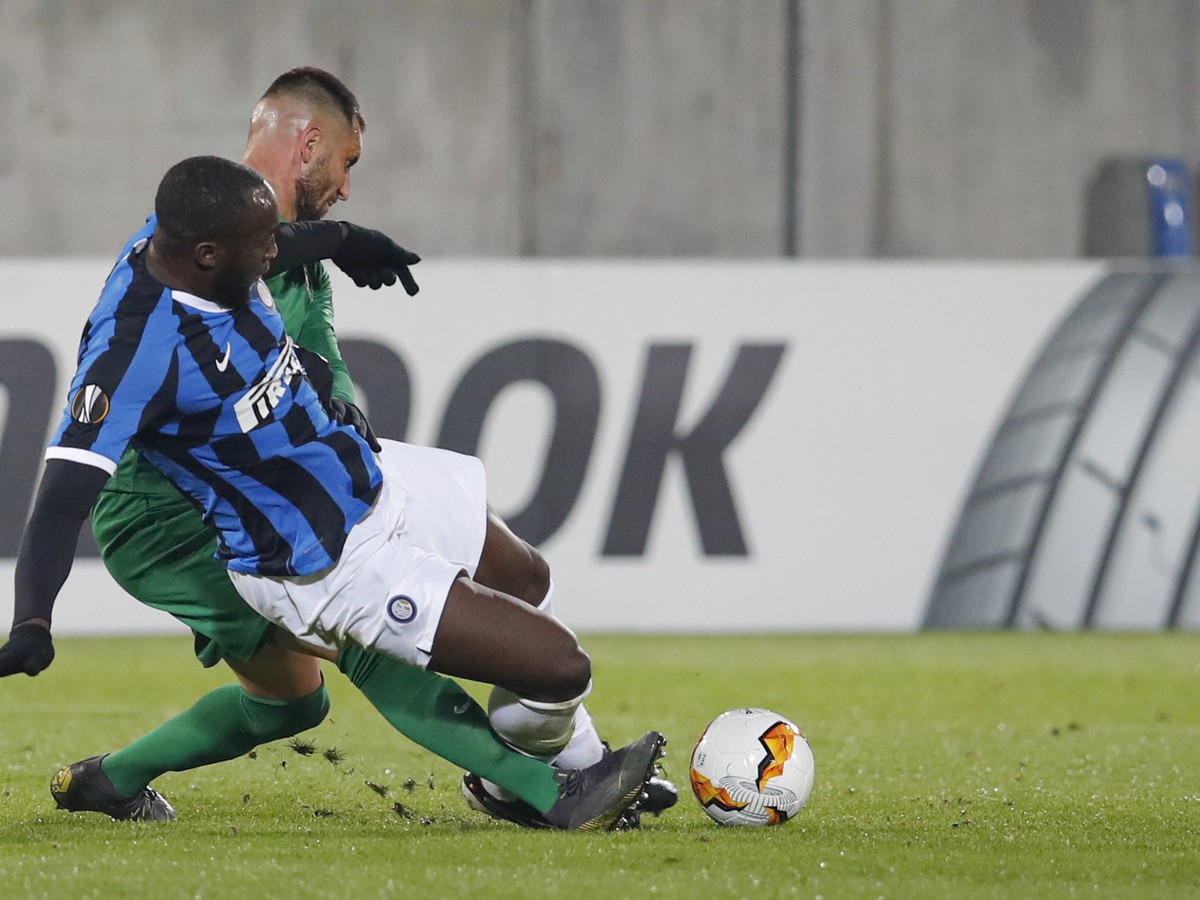 Romelu Lukaku v súboji o loptu