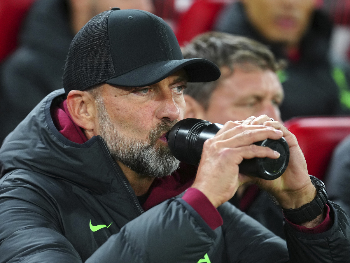 Jürgen Klopp pije počas zápasu