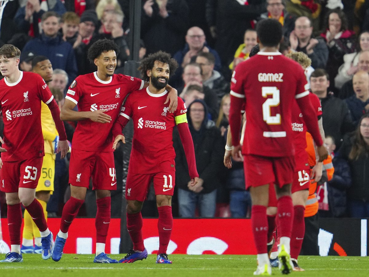 Radujúci sa hráči Liverpoolu, Mohamed Salah s kapitánskou páskou