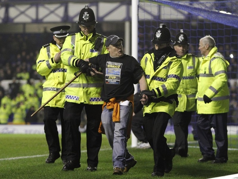 Polícia vyvádza fanúšika z ihriska