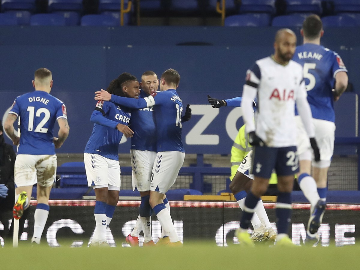 Hráči Evertonu oslavujú gól do siete Tottenhamu