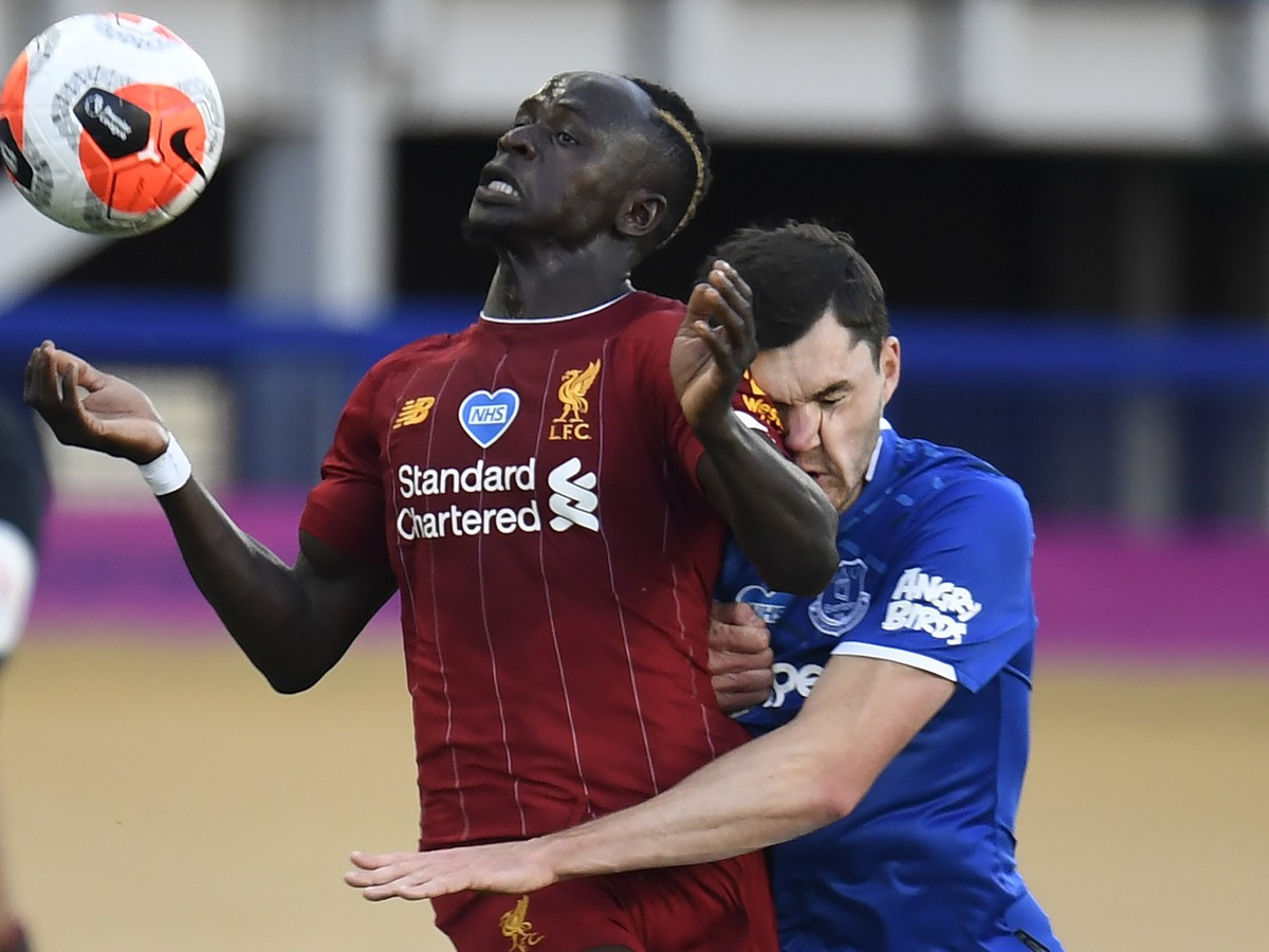 Sadio Mane a Michael Keane v súboji