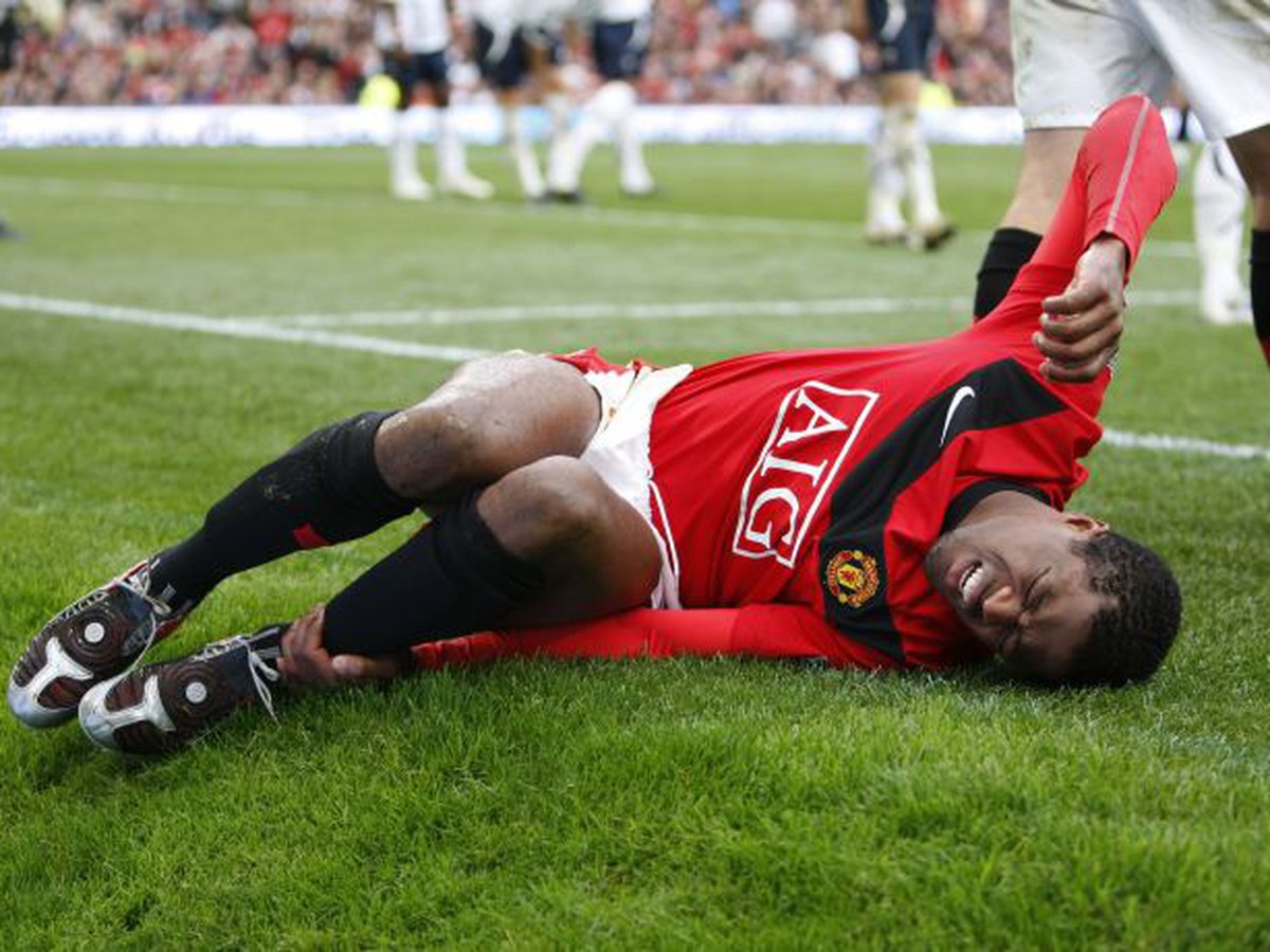Patrice Evra počas duelu s Boltonom