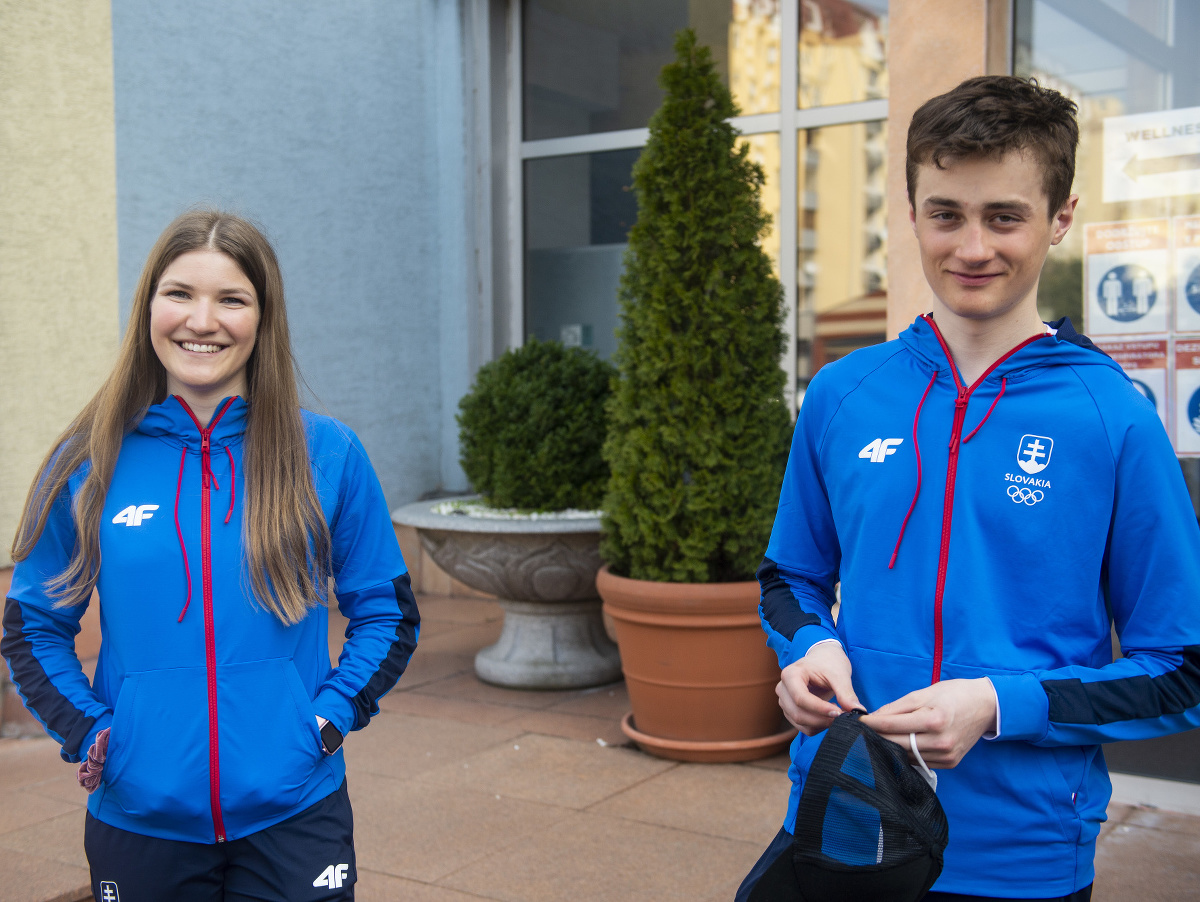 Na snímke juniorskí reprezentanti SR v behu na lyžiach vľavo Sarah Šuleková a vpravo Matej Horniak pred odchodom na Európsky olympijský festival mládeže vo fínskom Vuokatti