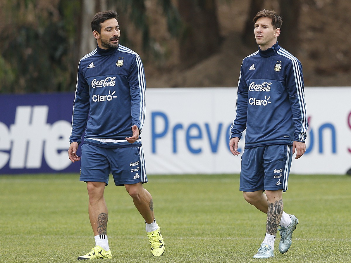 Lionel Messi (vpravo) a Ezequiel Lavezzi (vľavo) počas tréningu reprezentácie Argentíny