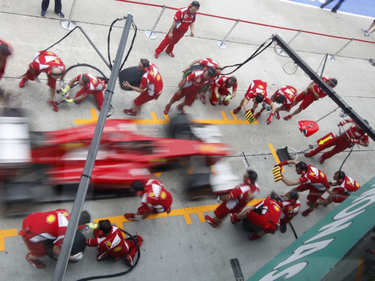 Monopost Ferrari pri zastávke v boxe pred Veľkou cenou Malajzie