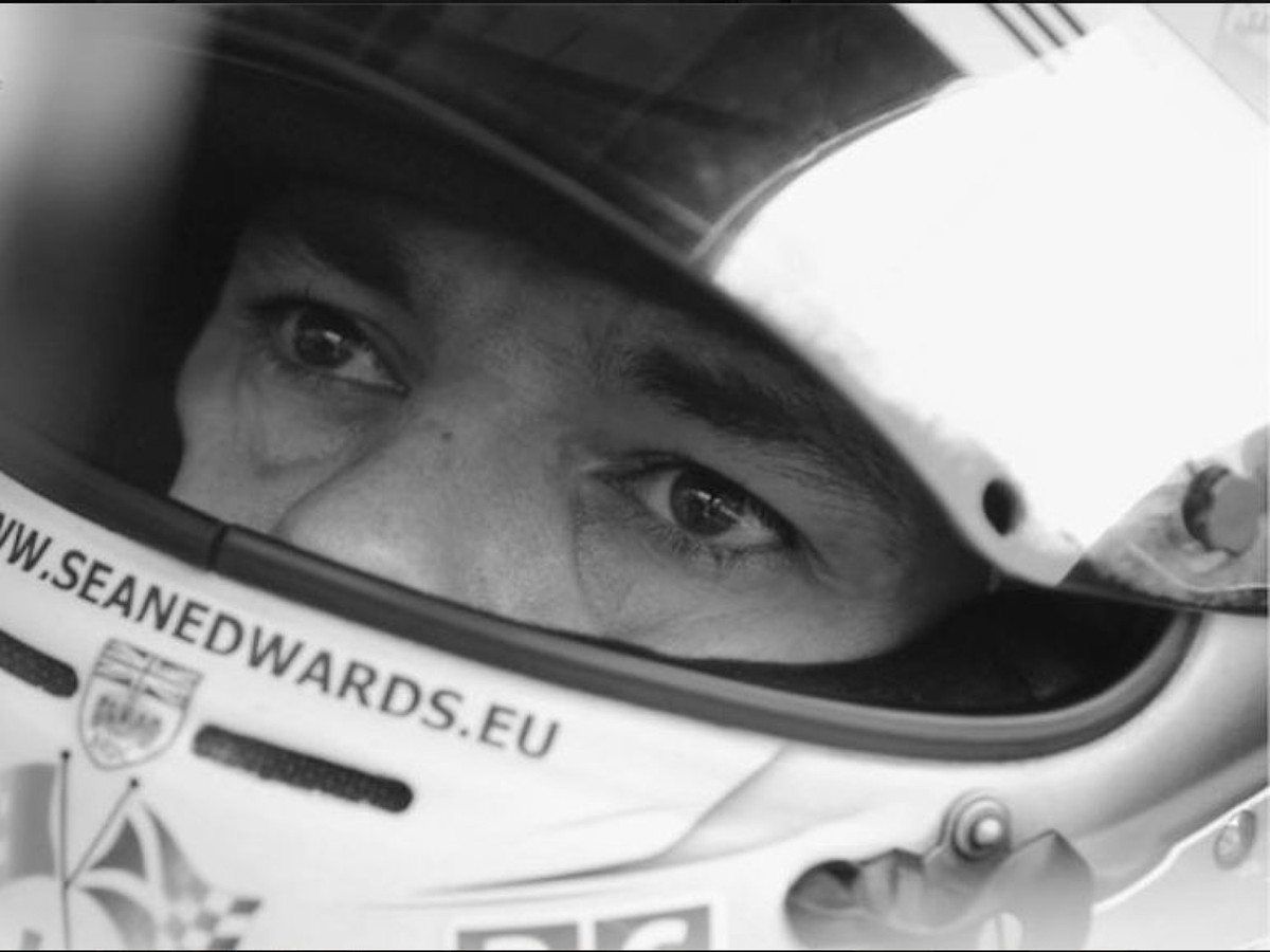 Sean Edwards, syn bývalého pilota F1 Guya Edwardsa a líder série Porsche Super Cup, bol na pretekárskej dráhe Queensland Raceway len ako spolujazdec a inštruktor.