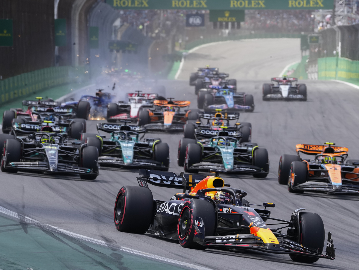 Holandský jazdec F1 Max Verstappen (vpredu) zo stajne Red Bull vedie po štarte pretekov nedeľňajšej Veľkej ceny Brazílie formuly 1 na okruhu Interlagos v Sao Paulo