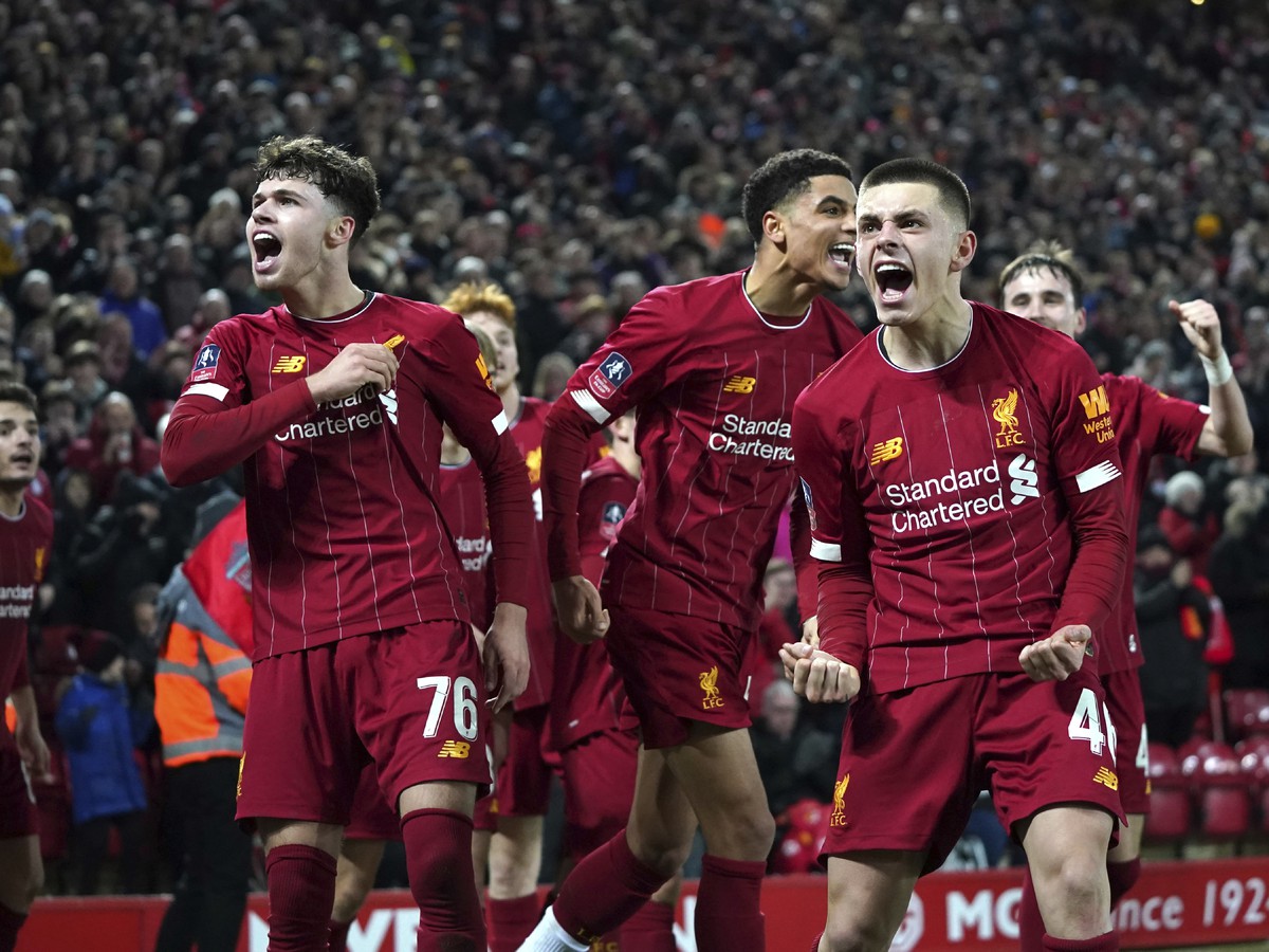 Futbalisti Liverpoolu oslavujú víťazstvo nad Shrewsbury Town