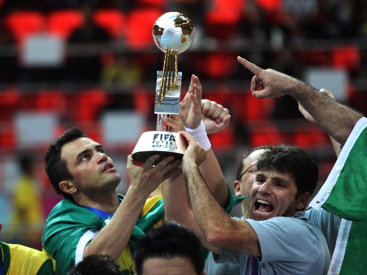 Falcao (vľavo) si vychutnáva trofej pre majstrov sveta