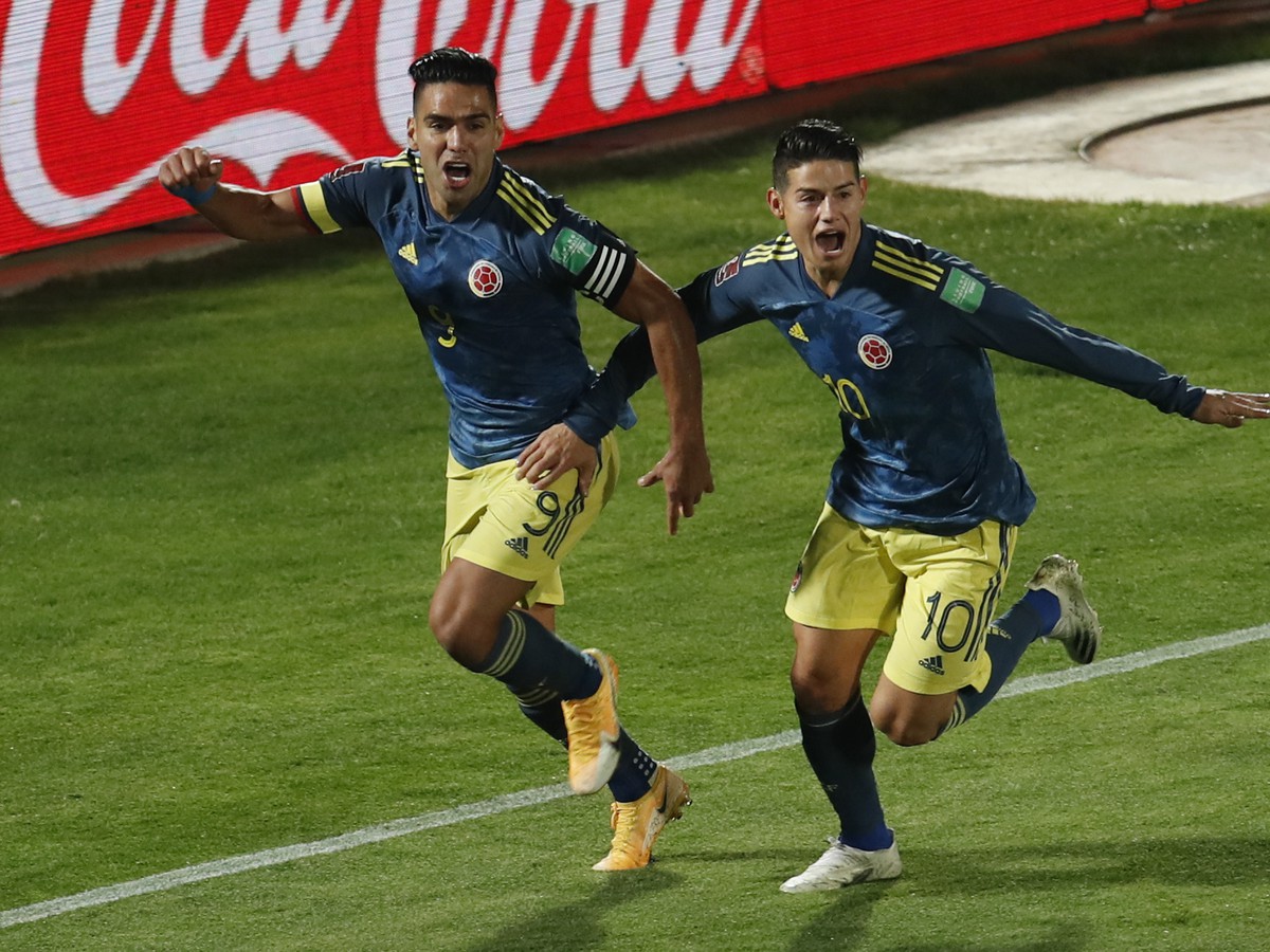 Falcao sa raduje so spoluhráčmi z vyrovnávajúceho gólu do siete Čile