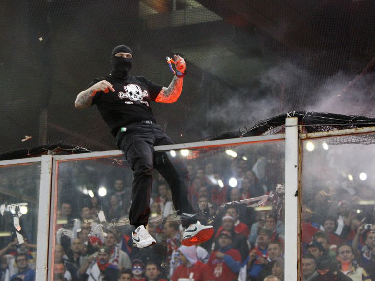 Líder srbských fanúšikov počas zápasu s Talianskom