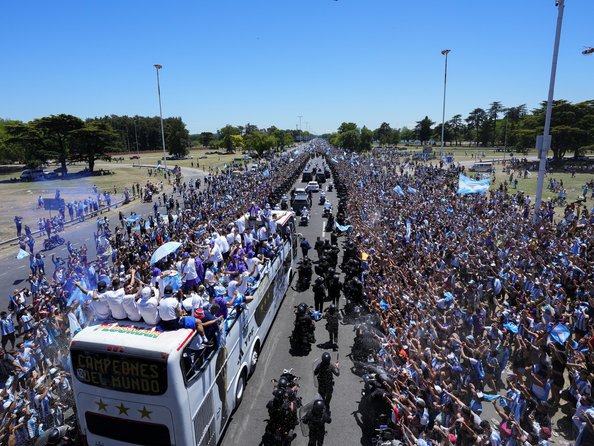 Futbalových šampiónov vítali v Buenos Aires státisíce ľudí