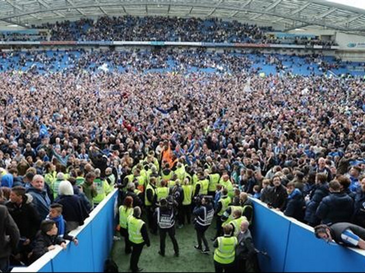 Fanúšikovia Brighton and Hove Albion FC na ihrisku oslavujúci postup do Premier League