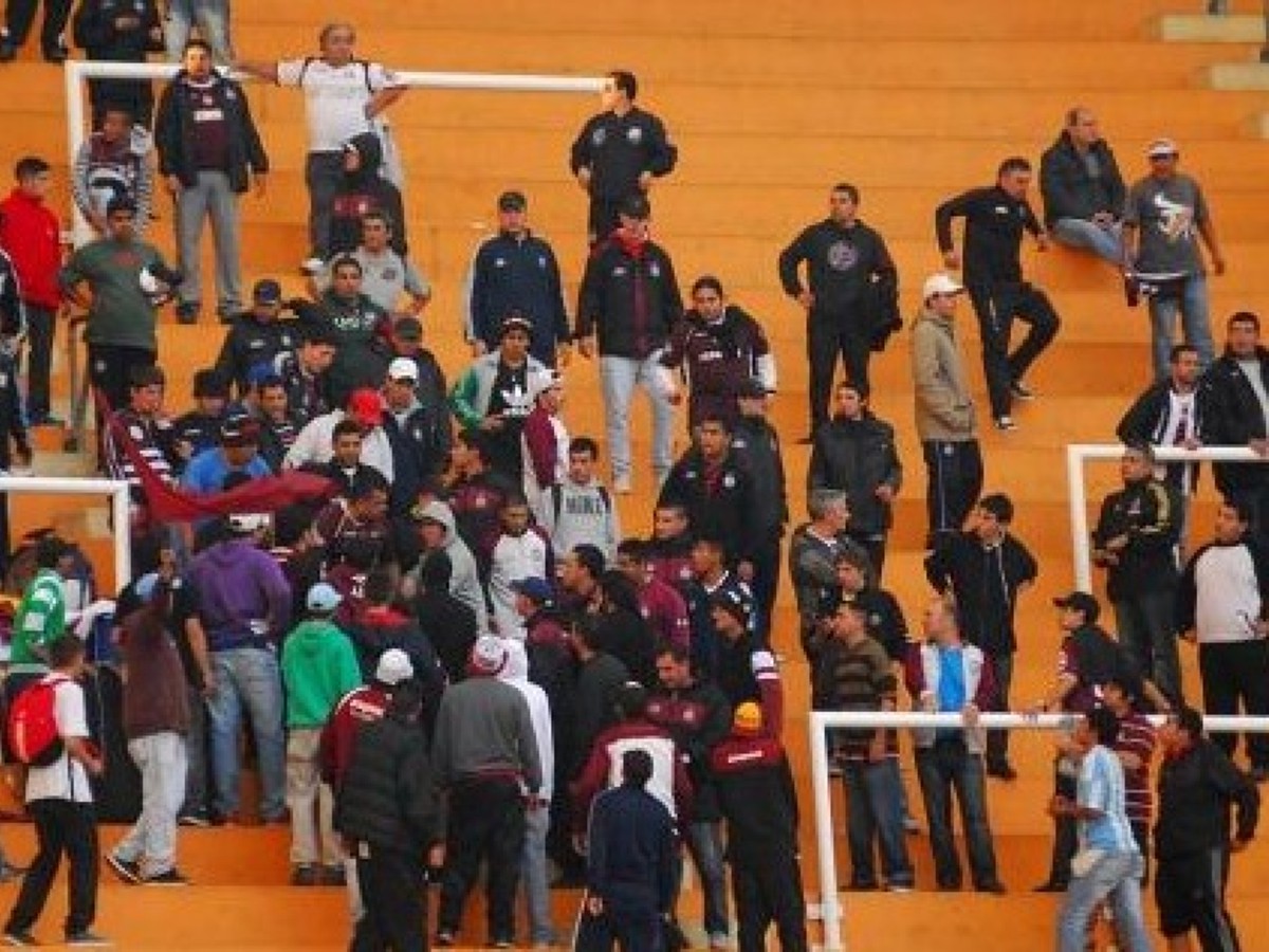 Výtržnosti na zápase Estudiantes - Lanús