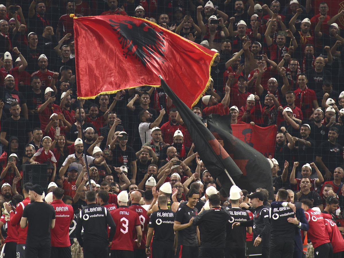 Fanúšikovia Albánska oslavujú triumf domácej reprezentácie nad Českom