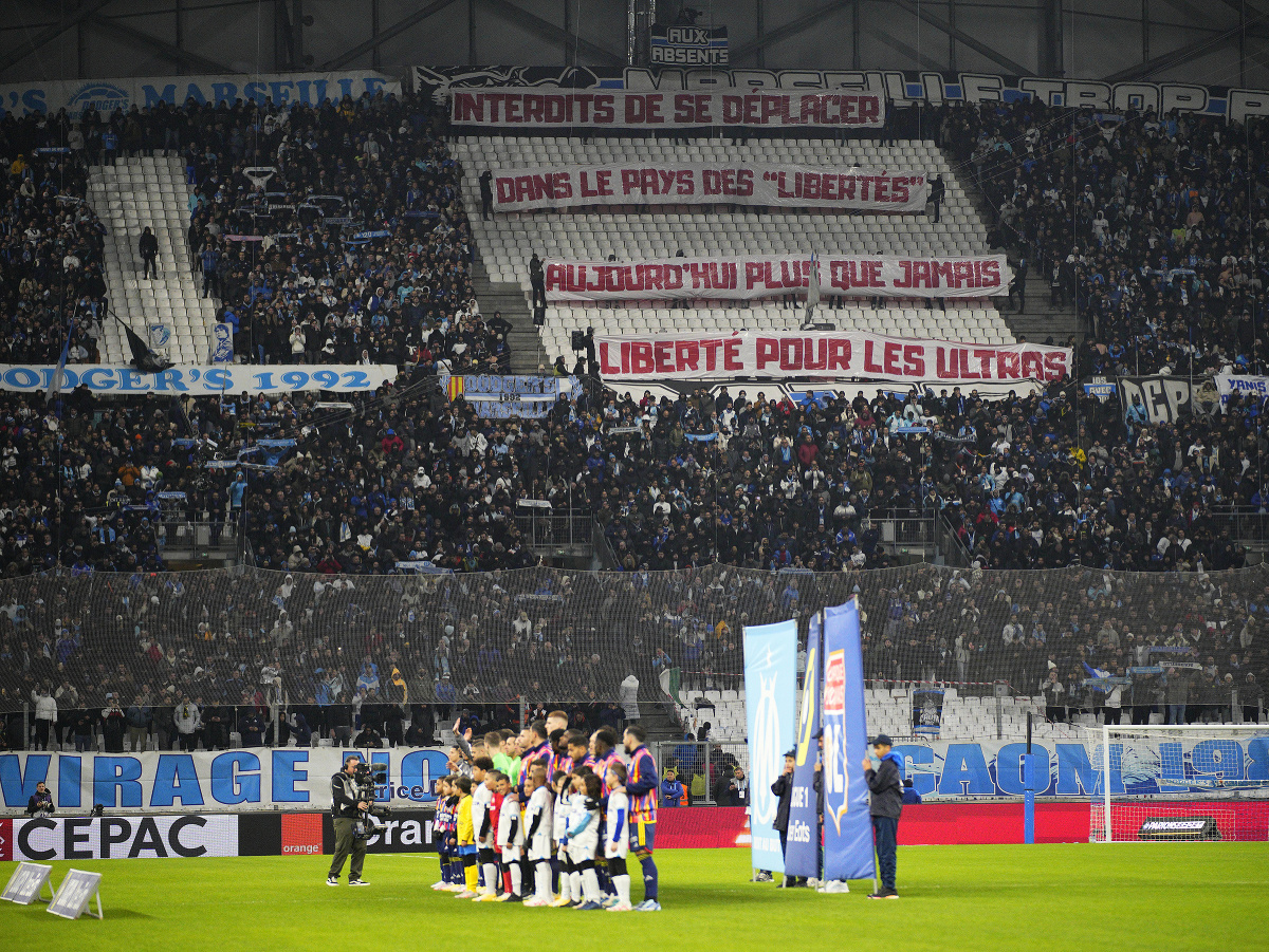 Protesty fanúšikov na tribúnach v Marseille, kde nemohli cestovať priaznivci Lyonu