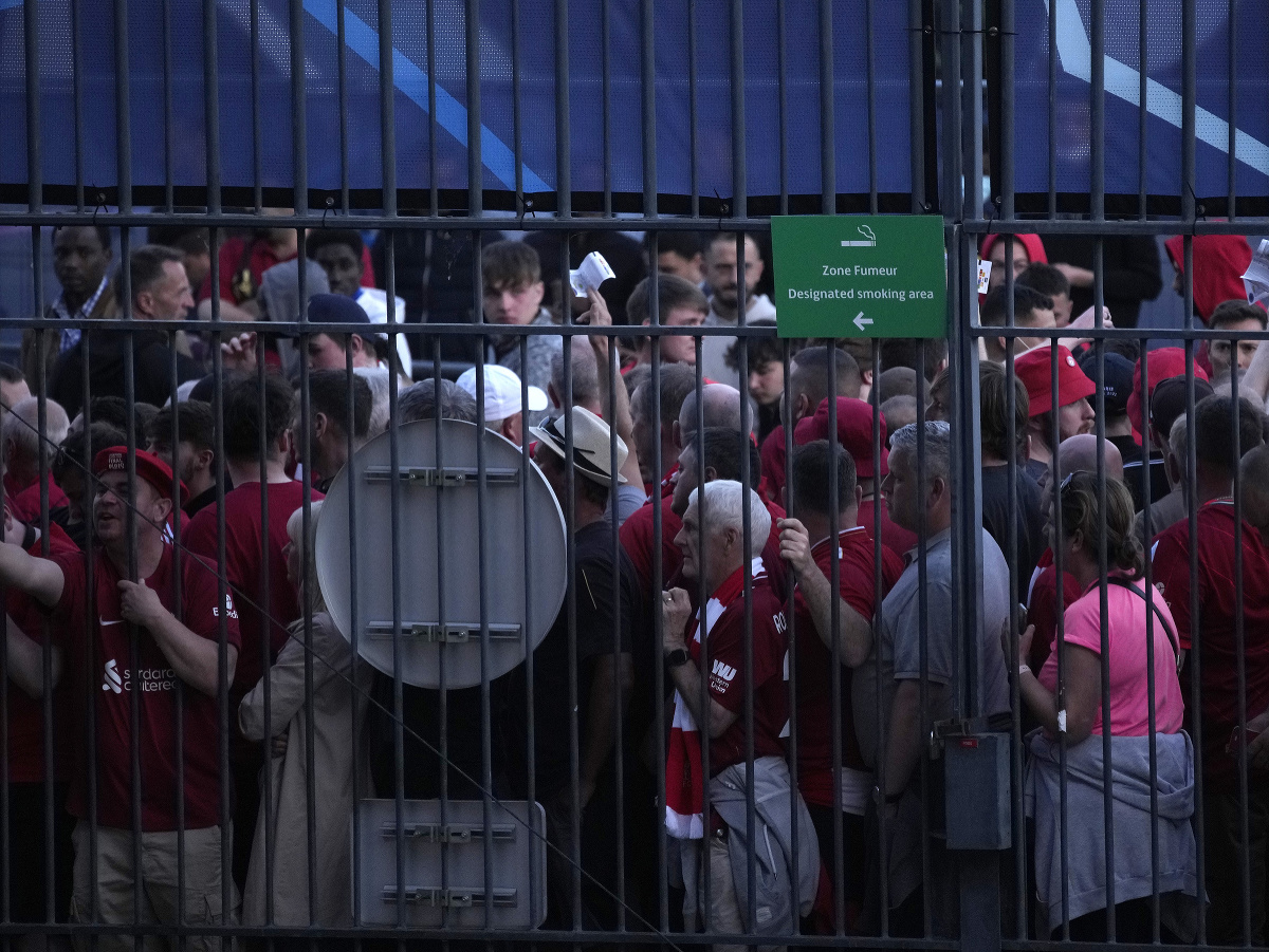 Fanúšikovia čakajú v radoch pred začiatkom finále Ligy majstrov pred vstupom na štadión