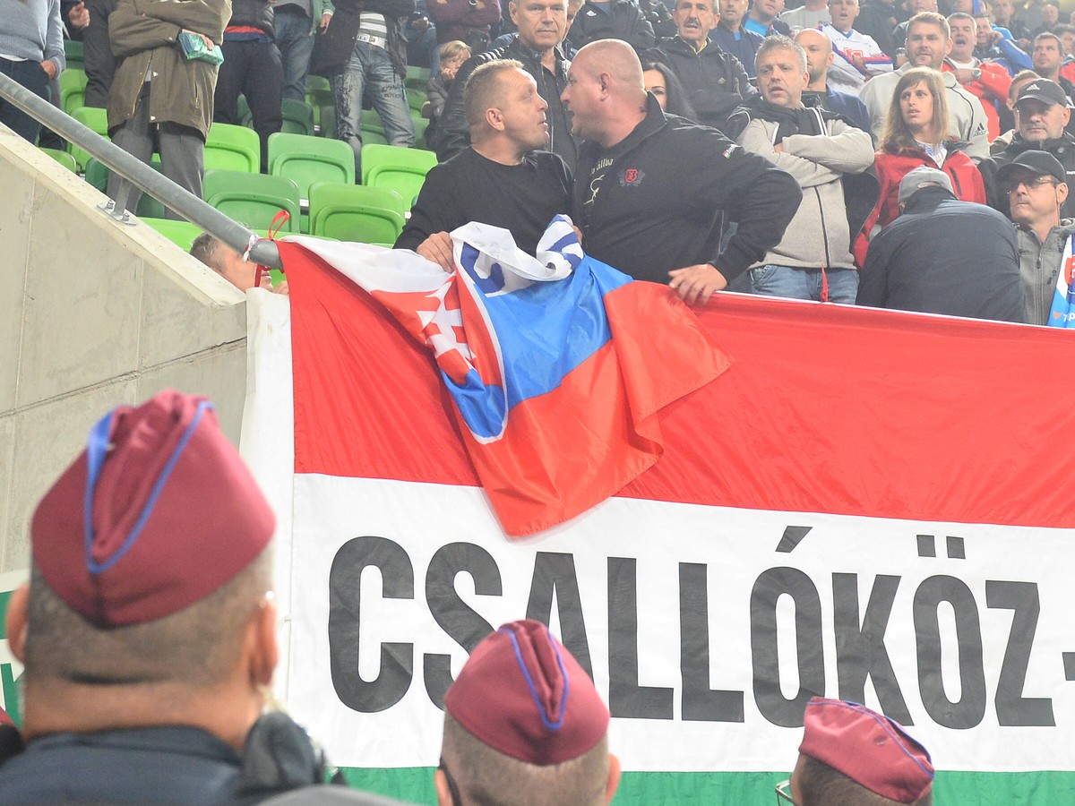 Na snímke sprava šanúšik Maďarska a Slovenska v hľadisku pred zápasom kvalifikácie EURO 2020 vo futbale v E-skupine Maďarsko – Slovensko