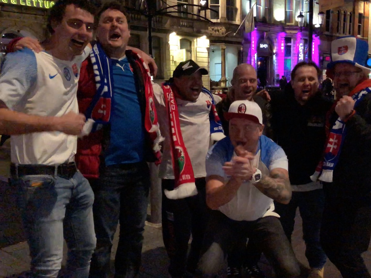 Fanúšikovia v uliciach Cardiffu