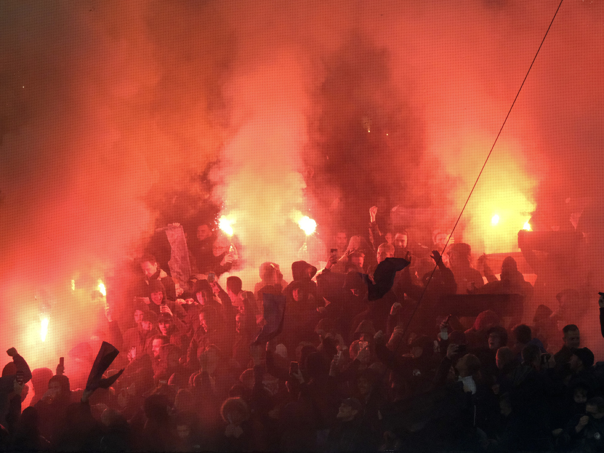 Fanúšikovia počas zápasu futbalovej Európskej konferenčnej ligy medzi Feyenoordom Rotterdam a Unionom Berlín, ktoré sprevádzali nepokoje