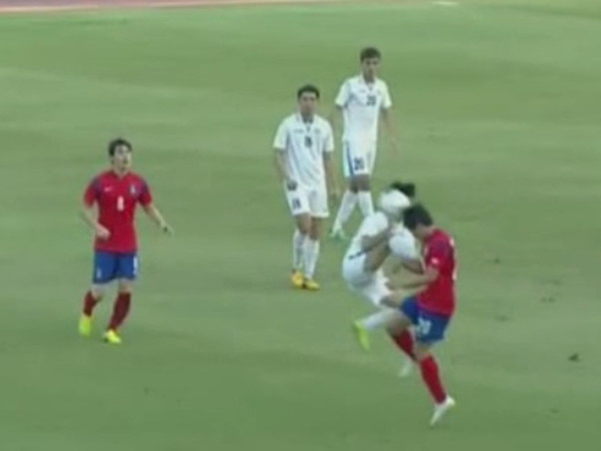 Prvý škaredý incident zápasu si odniesol juhokórejský futbalista priamo do tváre