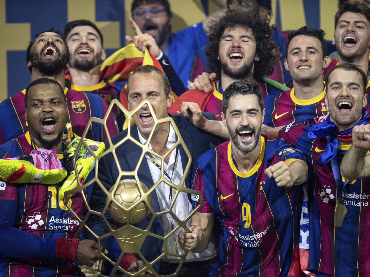 Hádzanári FC Barcelona s trofejou Final Four Ligy majstrov