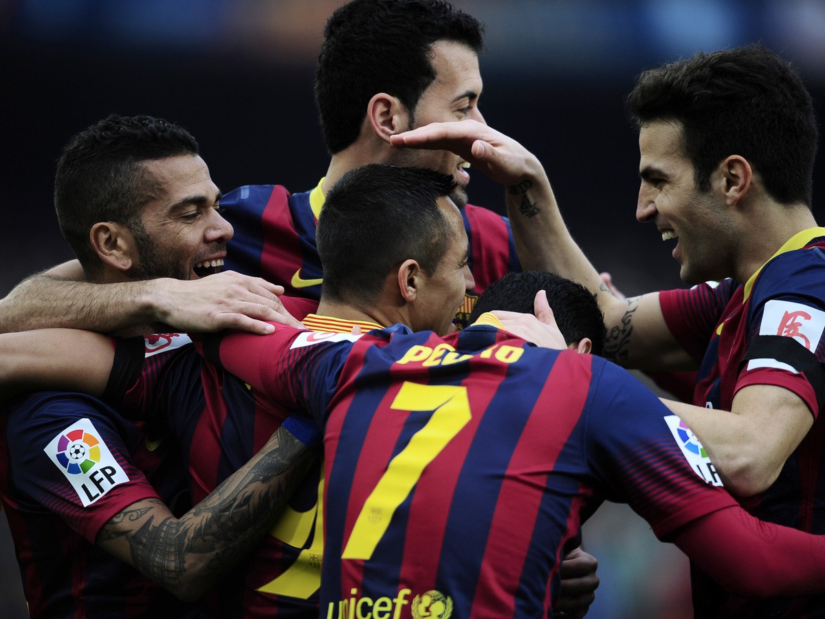Alexis Sánchez (9) so spoluhráčmi oslavuje gól Barcelony