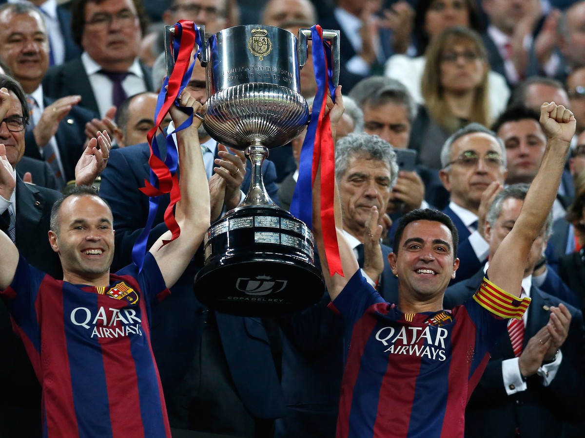 Andres Iniesta a Xavi Hernandez s trofejou  Kráľovského pohára