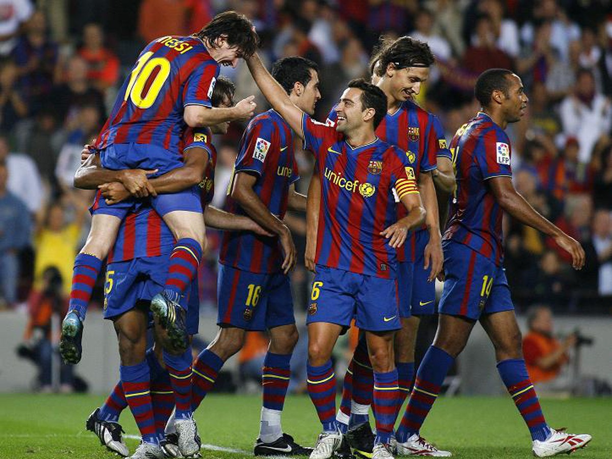 Hráči FC Barcelona sa radujú z gólu