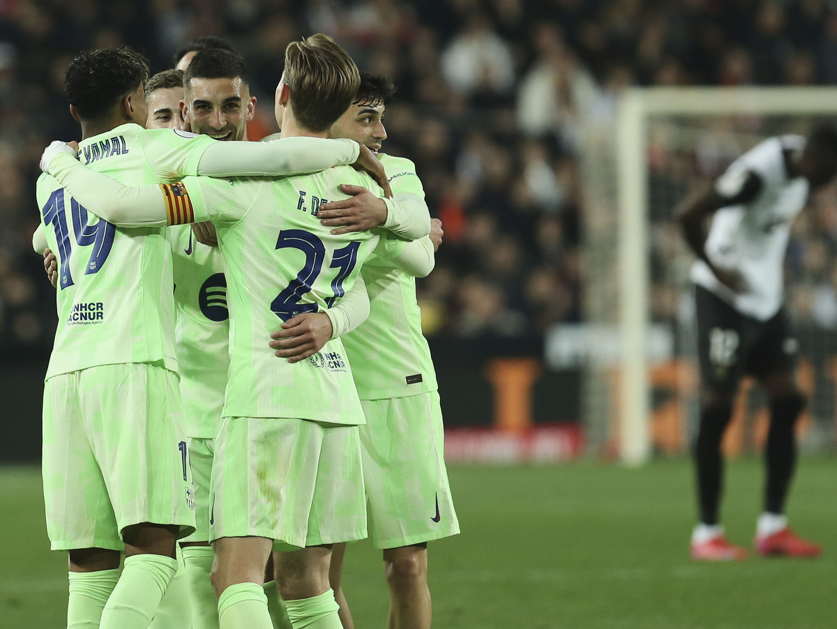 Hráči FC Barcelona oslavujú gól do siete Valencie