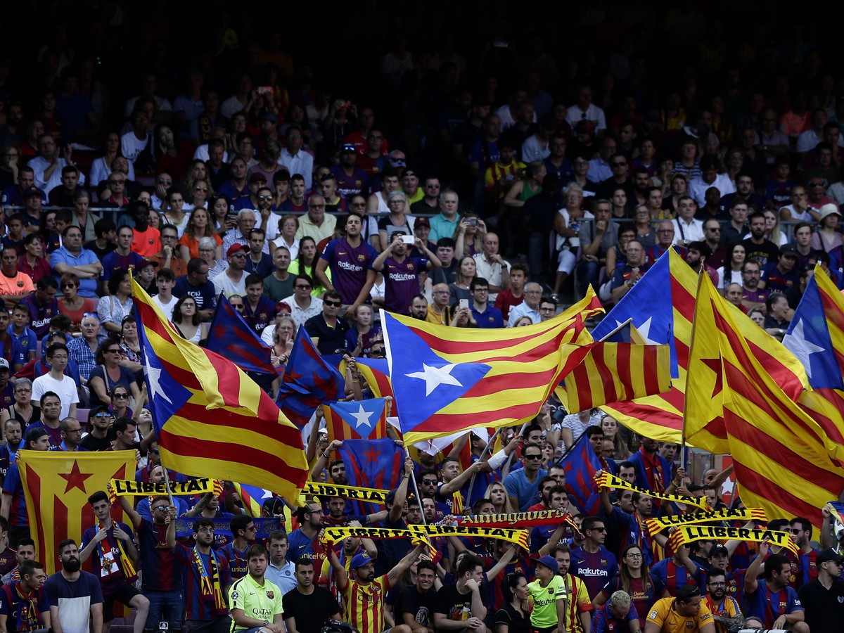 Fanúšikovia FC Barcelona s katalánskymi vlajkami