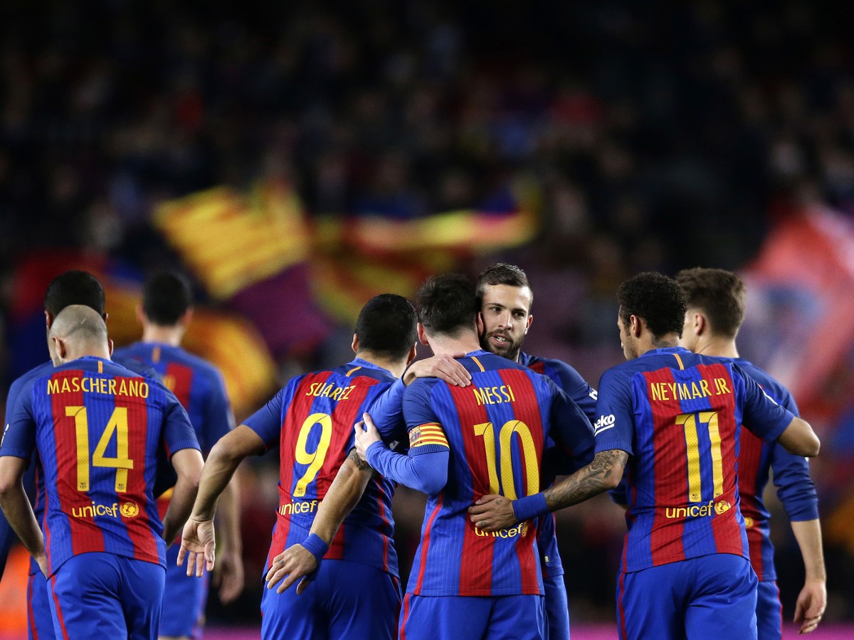 Lionel Messi oslavuje svoj gól so spoluhráčmi