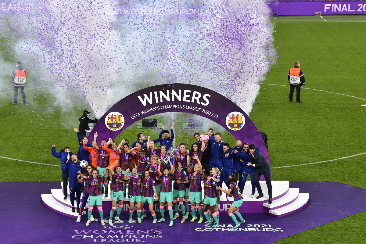Futbalistky Barcelony sa tešia zo zisku trofeje