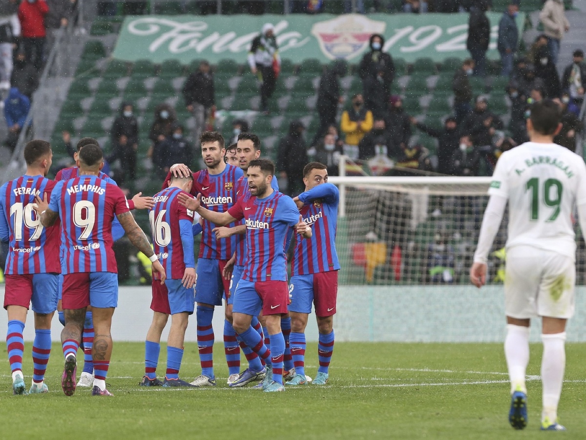 Na snímke vľavo futbalisti FC Barcelony oslavujú po víťazstve nad Elche