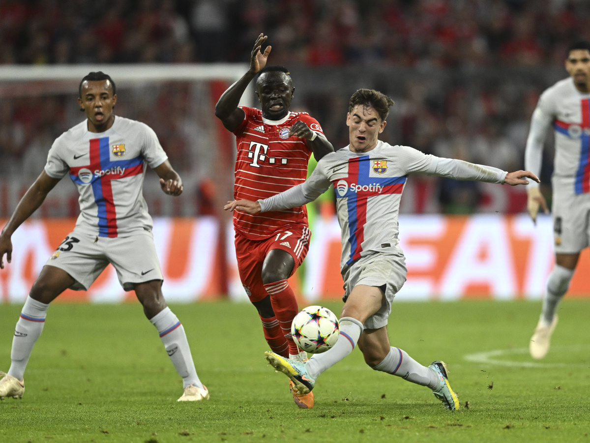 Gavi v súboji o loptu v zápase medzi Barcelonou a Bayernom Mníchov