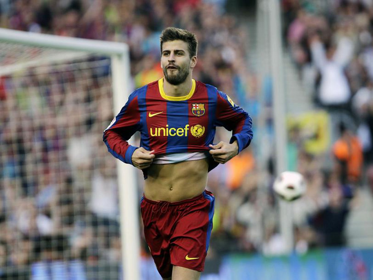 Gerard Pique sa teší z gólu do siete Espanyolu