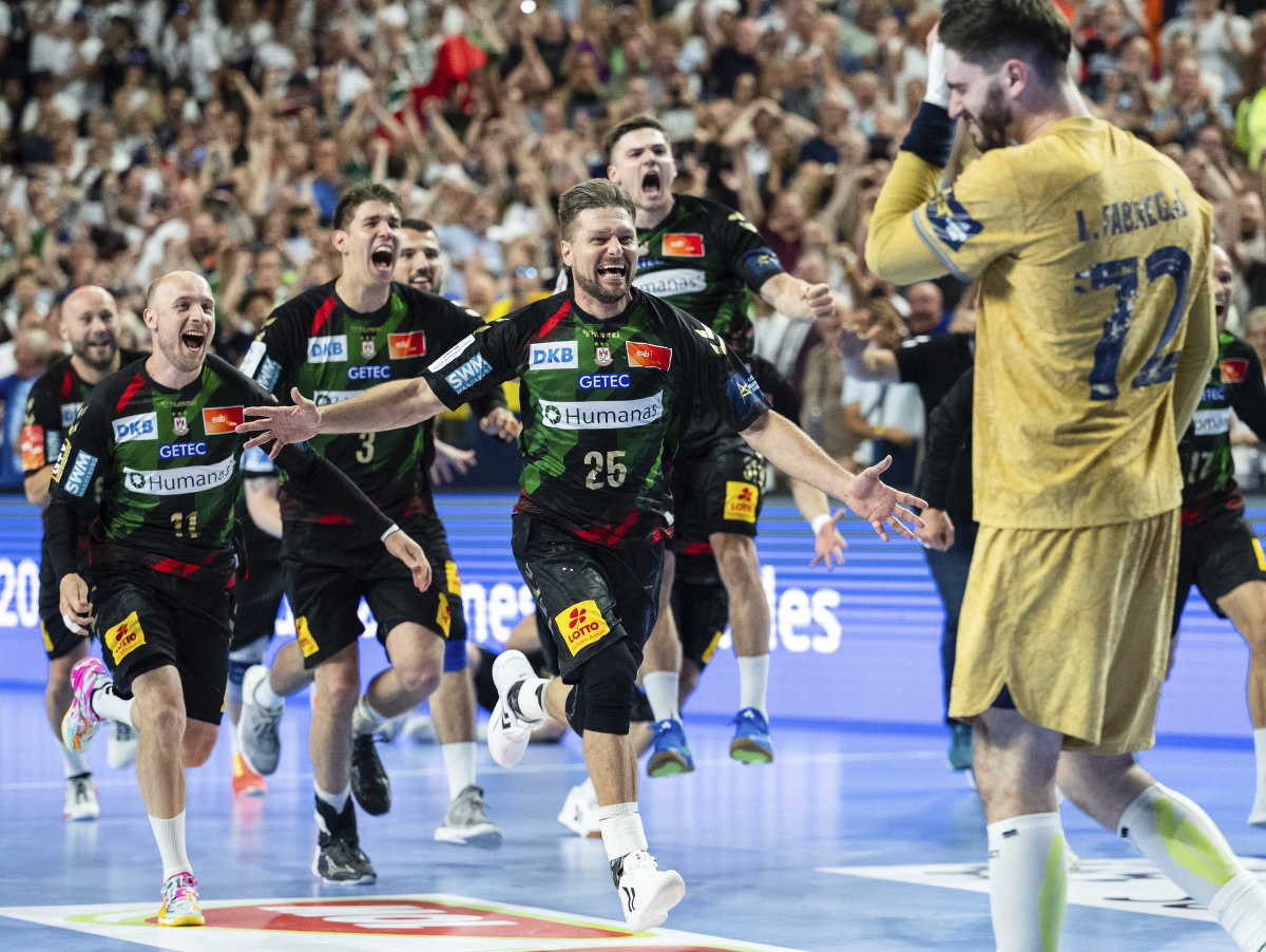 Hráči Magdeburgu oslavujú postup do finále