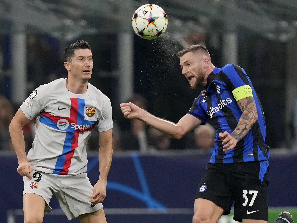 Robert Lewandowski a kapitán Interu Milan Škriniar