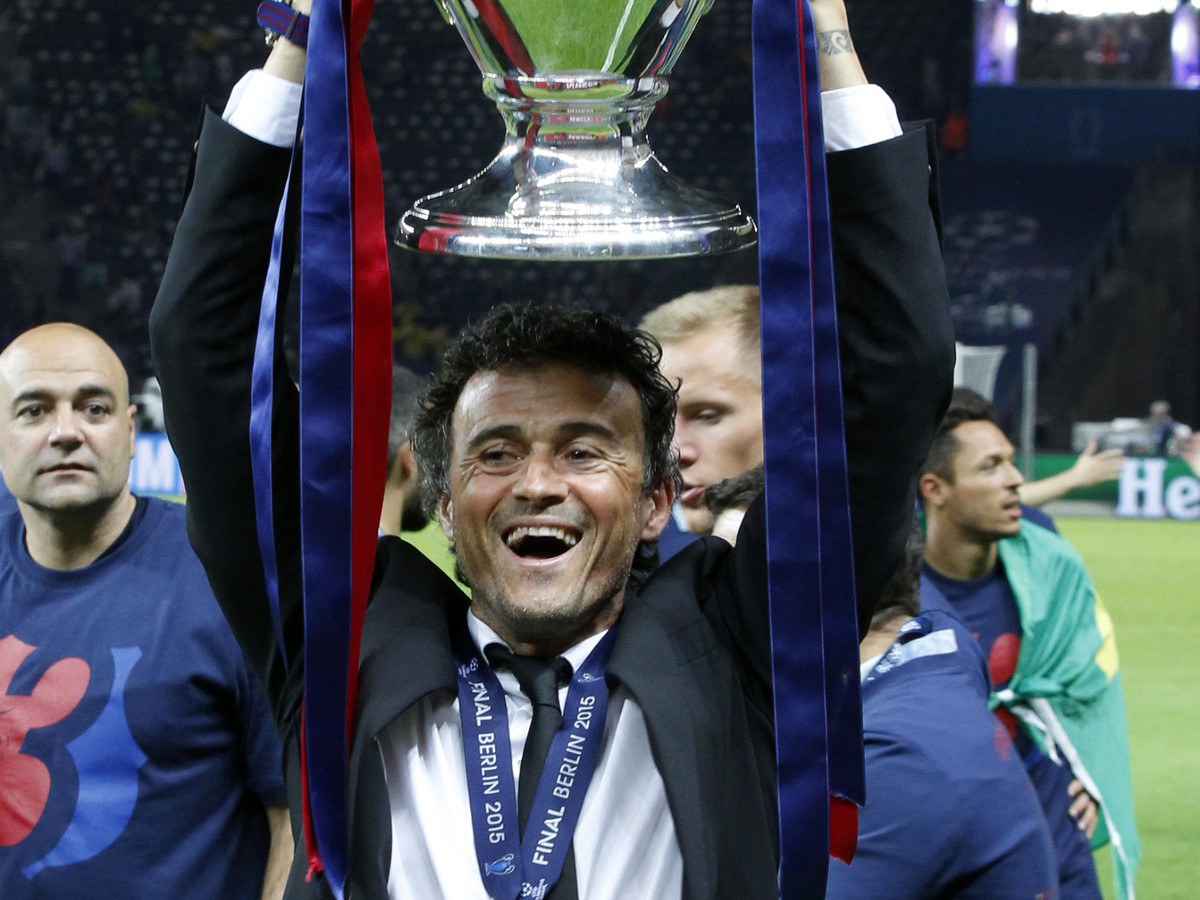 Tréner FC Barcelona Luis Enrique drží nad hlavou trofej Ligy majstrov