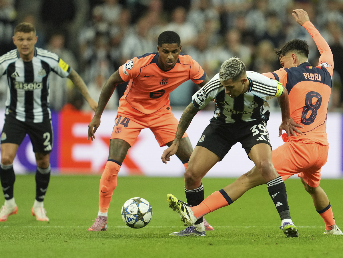 Bruno Guimaraes, Pedri a Marcus Rashford v súboji o loptu