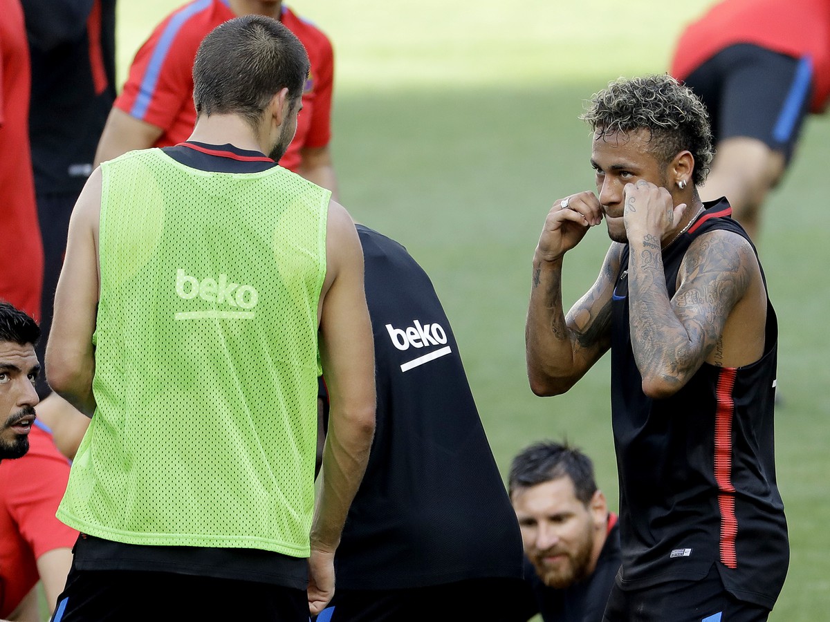 Gerard Piqué (vľavo) a Neymar (vpravo) na tréningu FC Barcelona