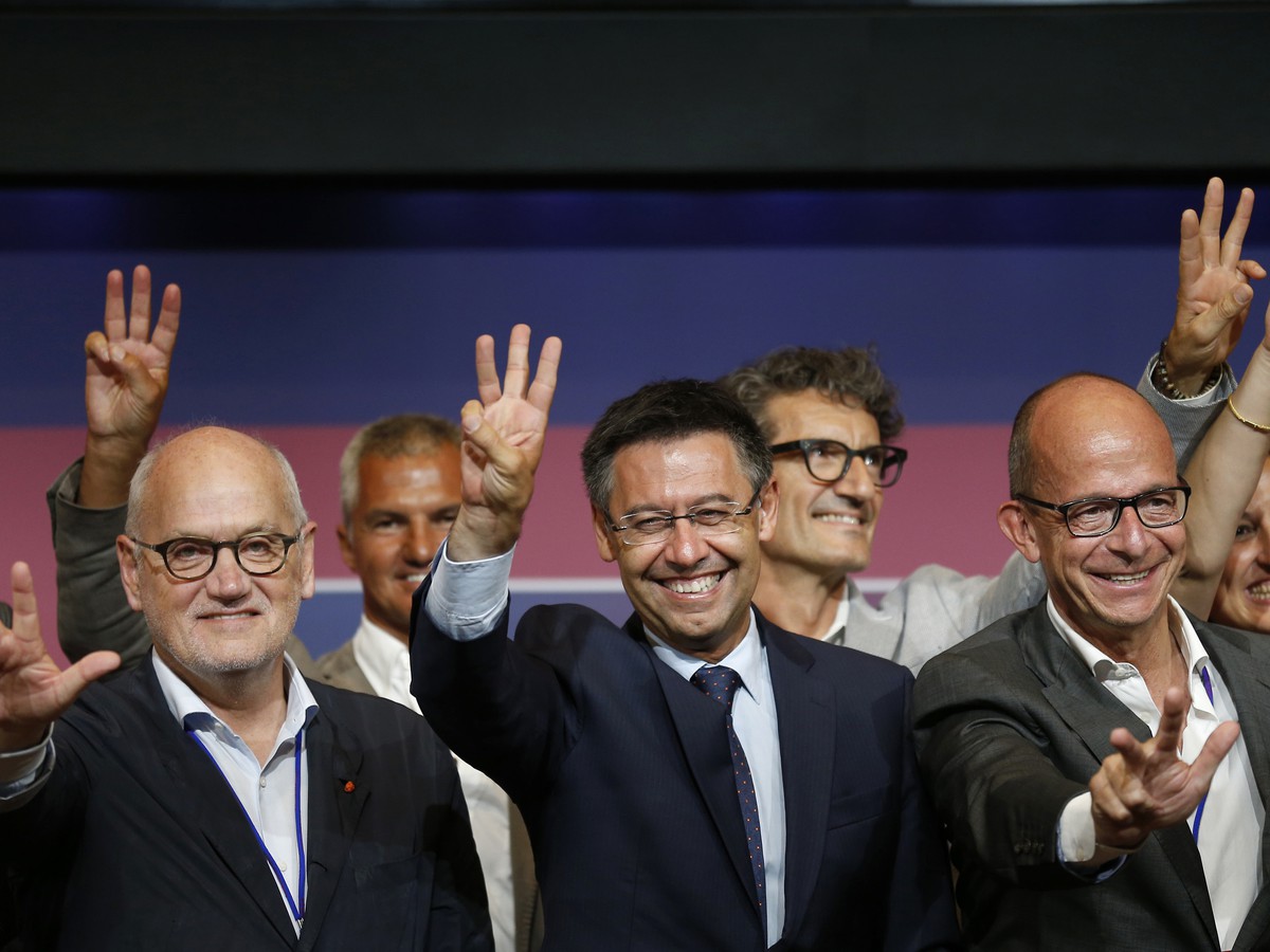 Prezident FC Barcelona Josep Maria Bartomeu (v strede)